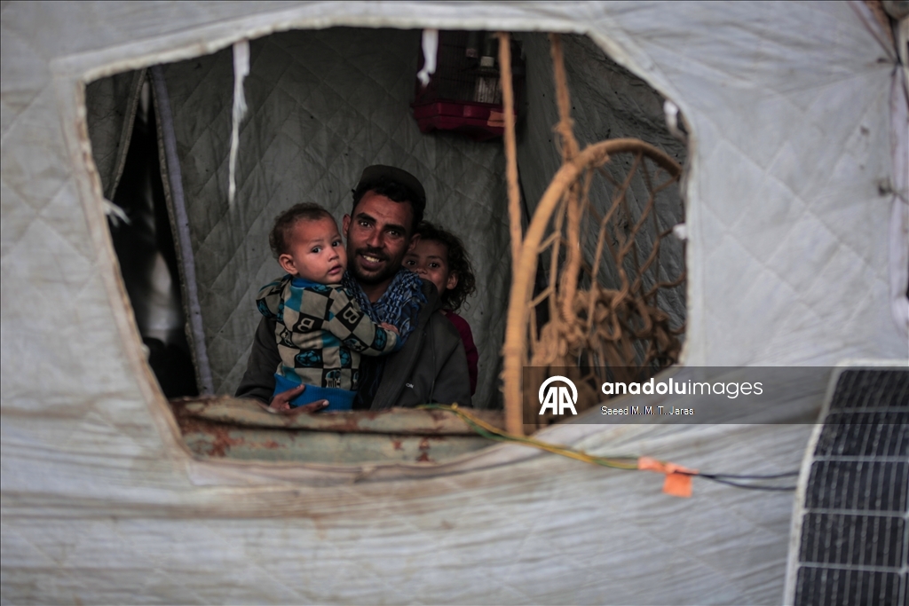 Palestinians endure harsh conditions amid rubble in Gaza