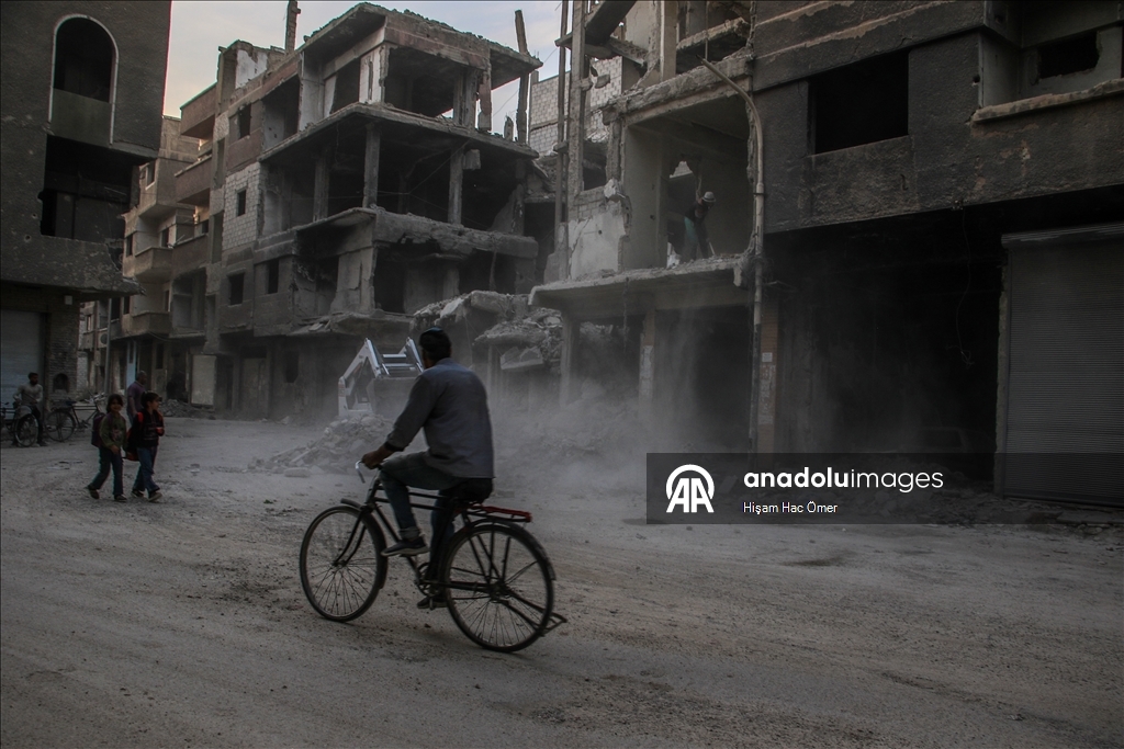 Будничная жизнь среди руин в лагере Ярмук в Дамаске