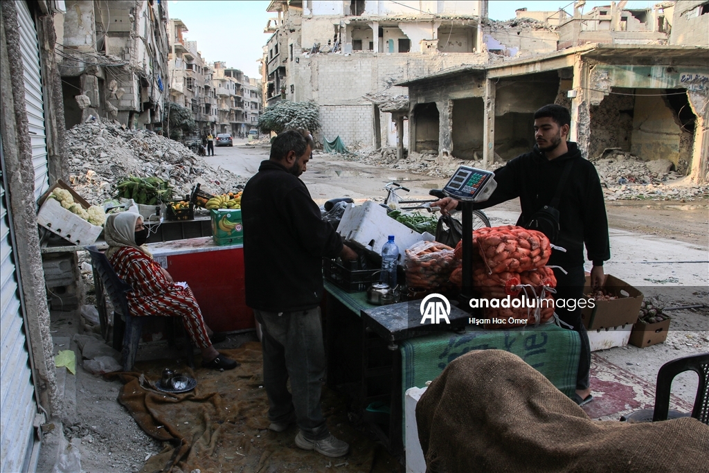 بعد سنوات الحرب.. أهالي مخيم اليرموك بدمشق يعودون لإحيائه