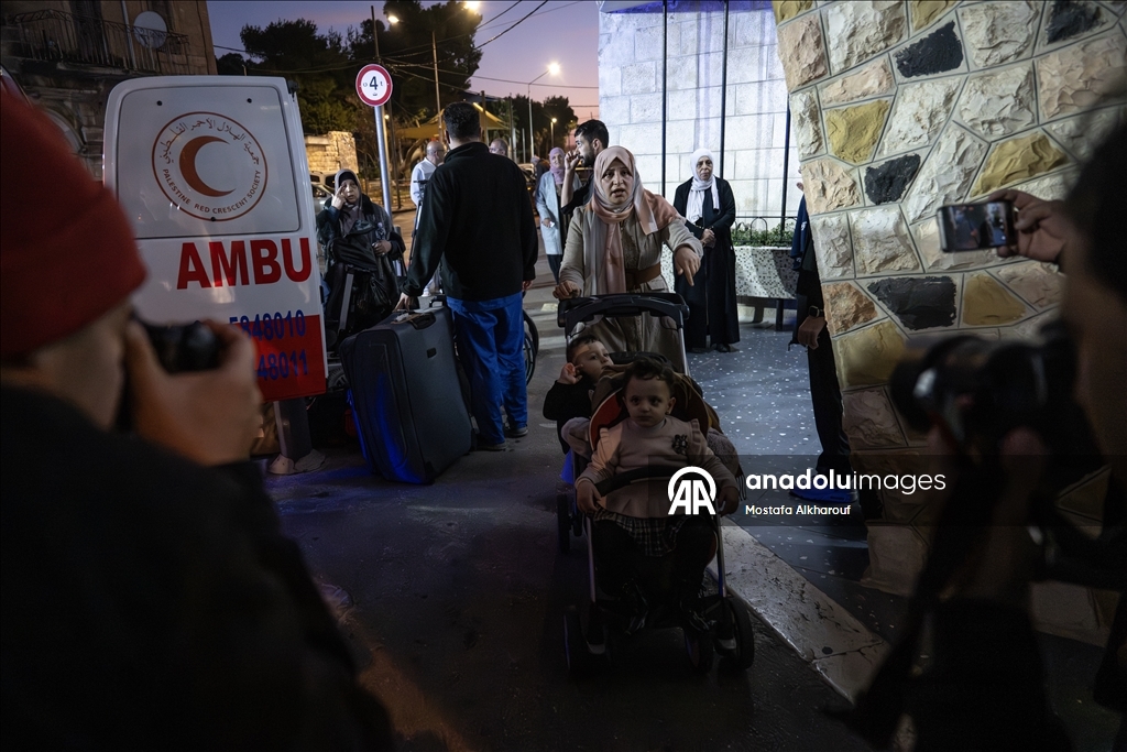 70 فلسطينيا يغادرون مستشفيات القدس عائدين إلى قطاع غزة