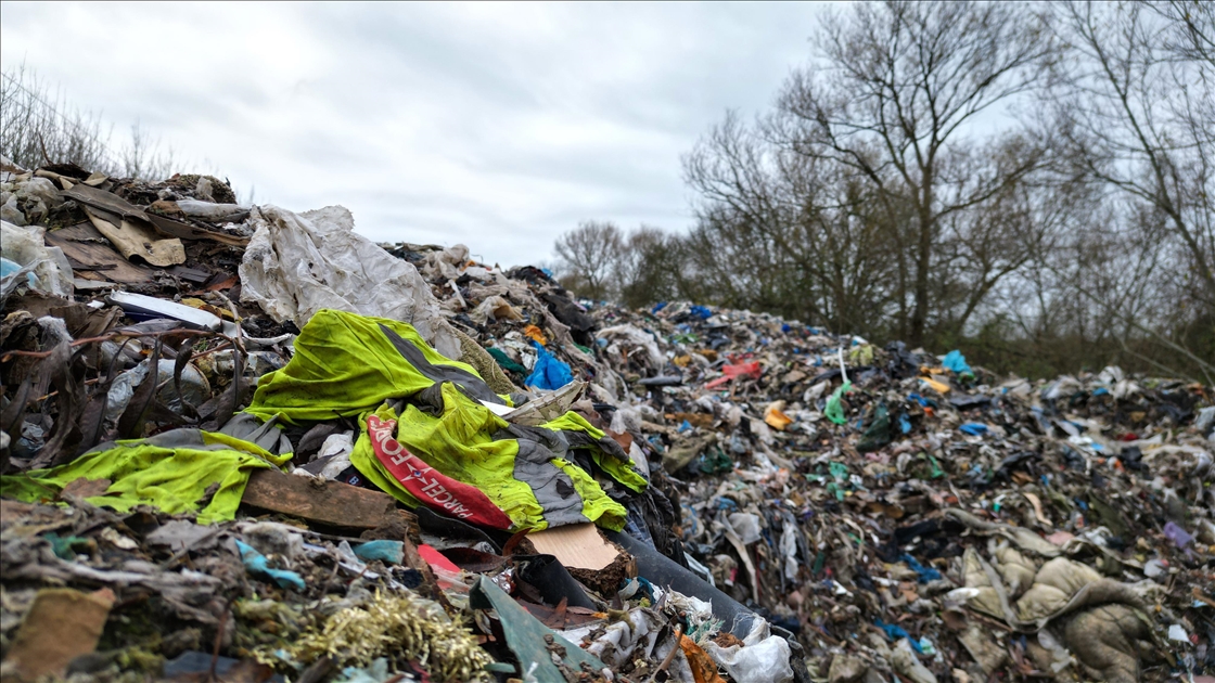İngiltere'de kaçak atıklar 150 metre uzunluğunda bir çöp nehri oluşturdu
