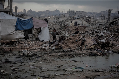 Palestinians endure harsh conditions amid rubble in Gaza