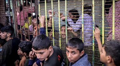 Gazze’de seyyar fırından ekmek almaya çalışan çocuklar uzun kuyruklar oluşturdu