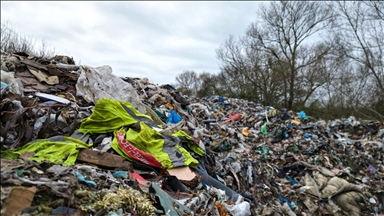 İngiltere'de kaçak atıklar 150 metre uzunluğunda bir çöp nehri oluşturdu