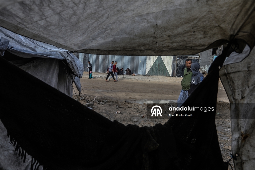 В Газе дожди затопили палатки перемещенных палестинцев