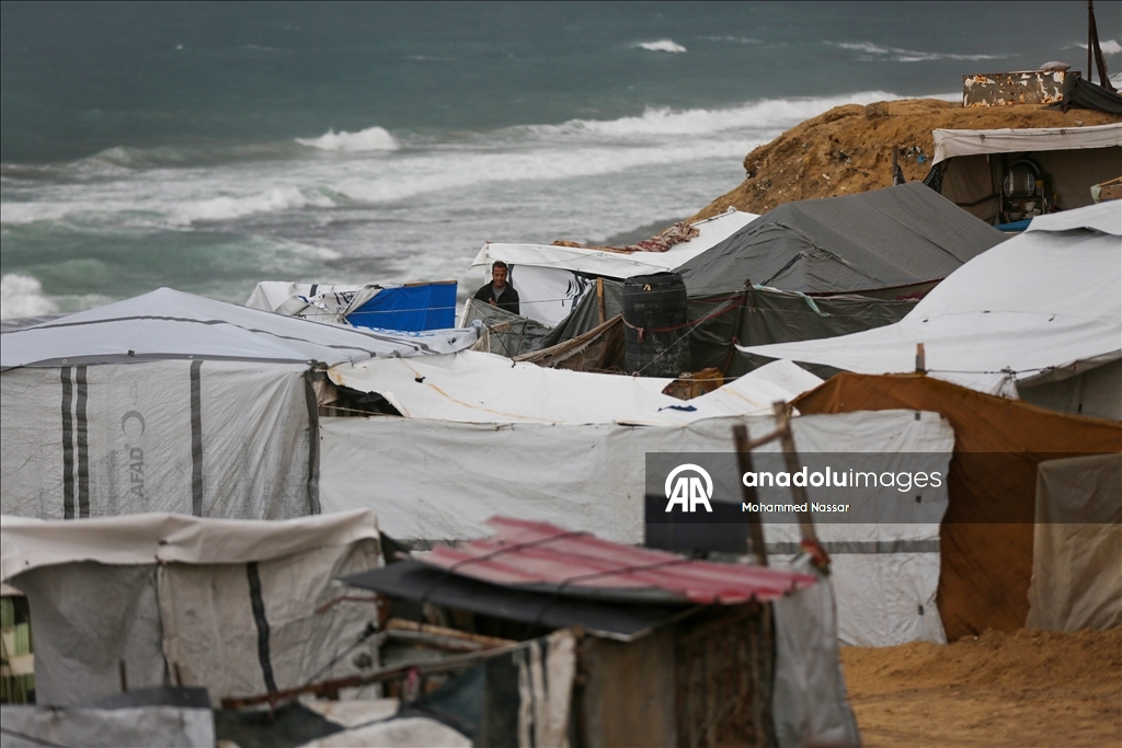 Перемещённые семьи в Дейр-эль-Балахе выживают в тяжёлых условиях под дождём и холодом