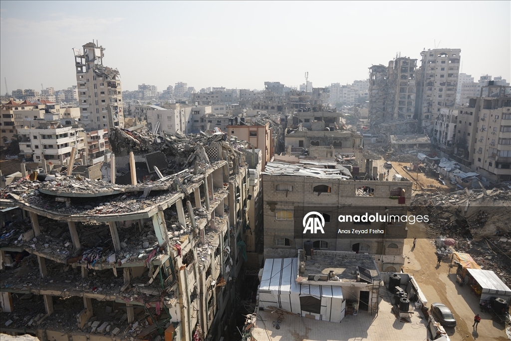 Gazze'de Sivil savunma ekipleri, hasarlı binalarda güvenlik çalışmalarını sürdürüyor