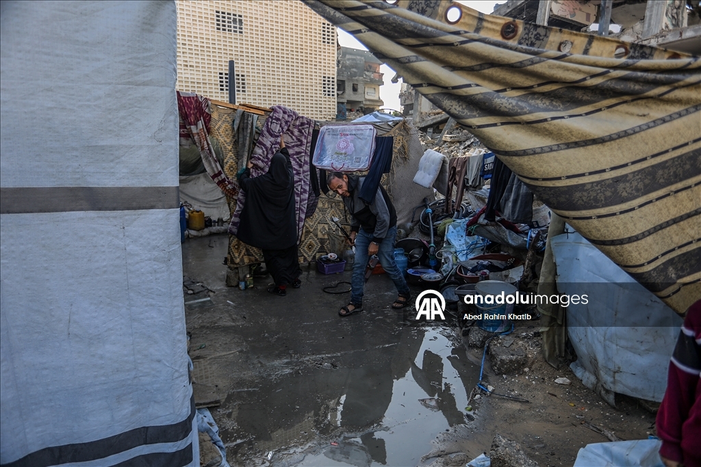 В Газе дожди затопили палатки перемещенных палестинцев