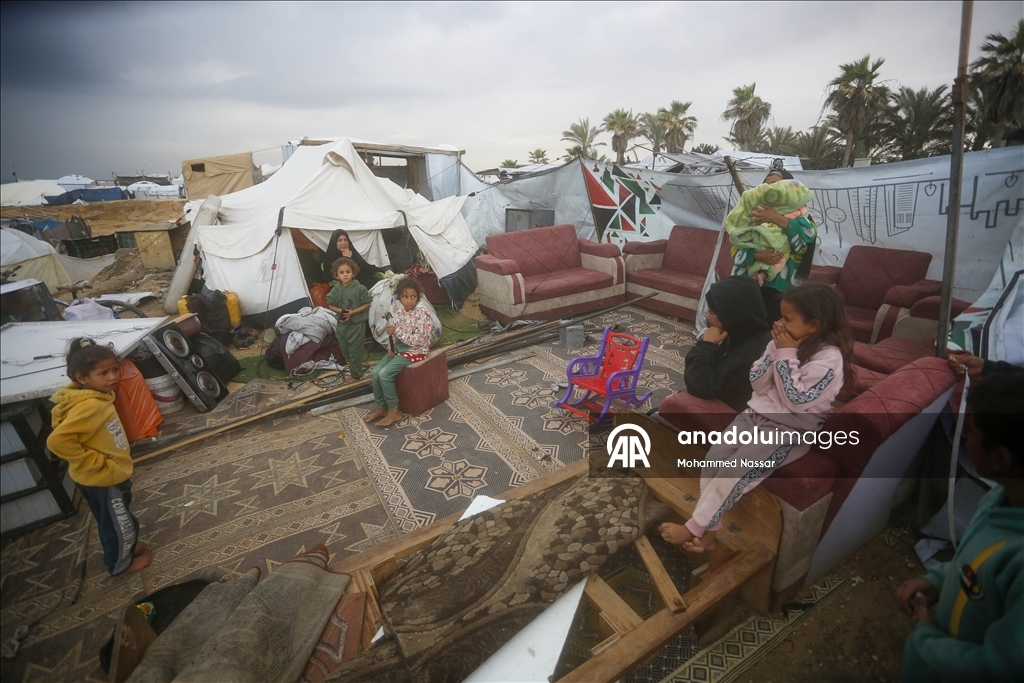 Перемещённые семьи в Дейр-эль-Балахе выживают в тяжёлых условиях под дождём и холодом