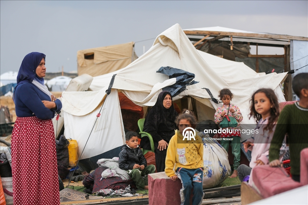 Перемещённые семьи в Дейр-эль-Балахе выживают в тяжёлых условиях под дождём и холодом