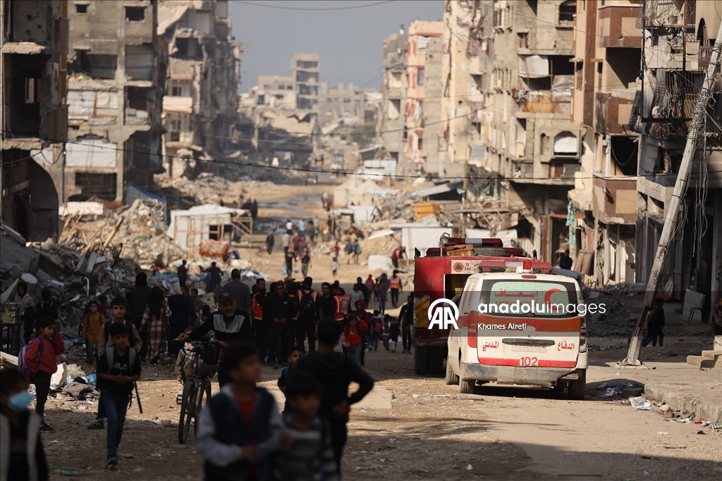 Gazze'de Sivil savunma ekipleri, hasarlı binalarda güvenlik çalışmalarını sürdürüyor