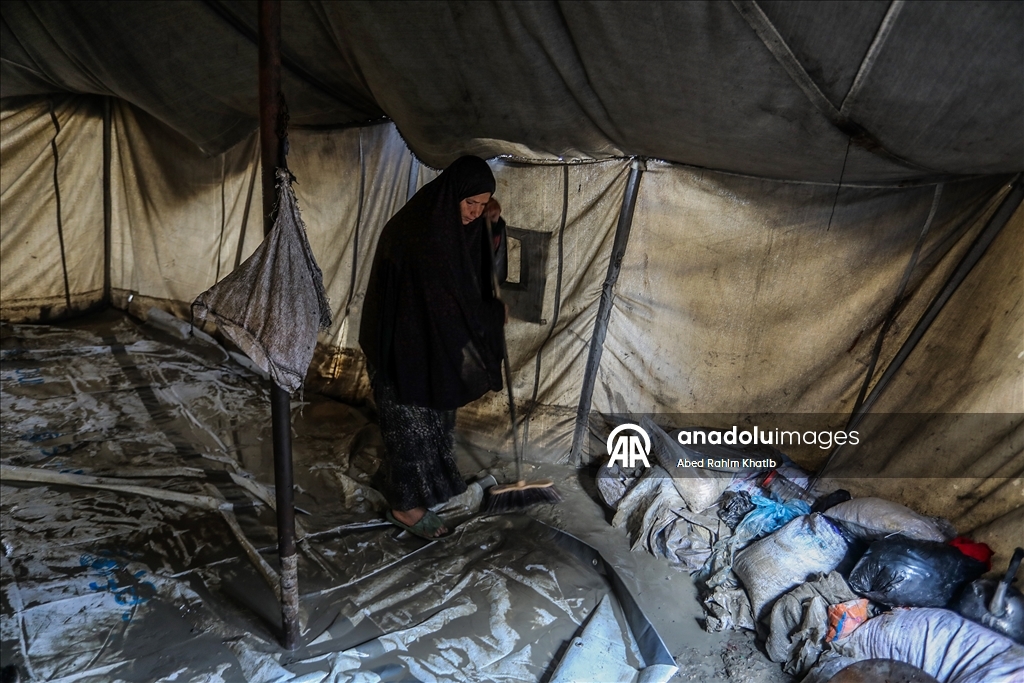В Газе дожди затопили палатки перемещенных палестинцев