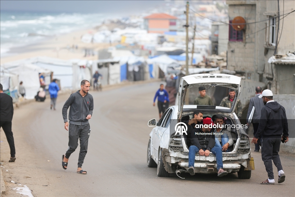 Перемещённые семьи в Дейр-эль-Балахе выживают в тяжёлых условиях под дождём и холодом