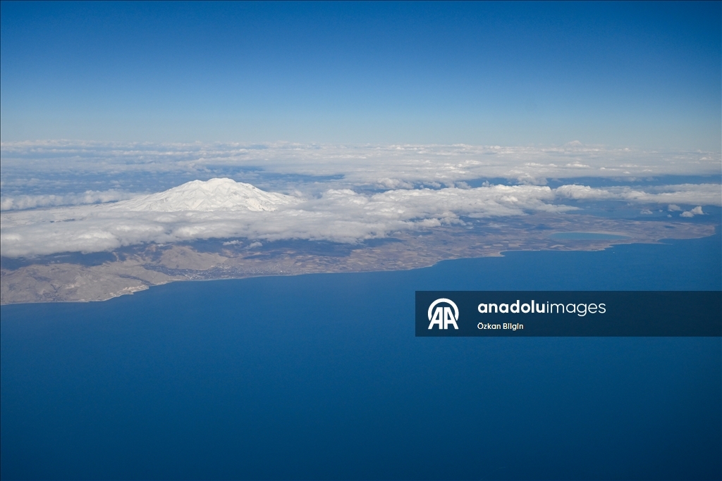 Doğu'nun karlı doruklarına havadan bakış