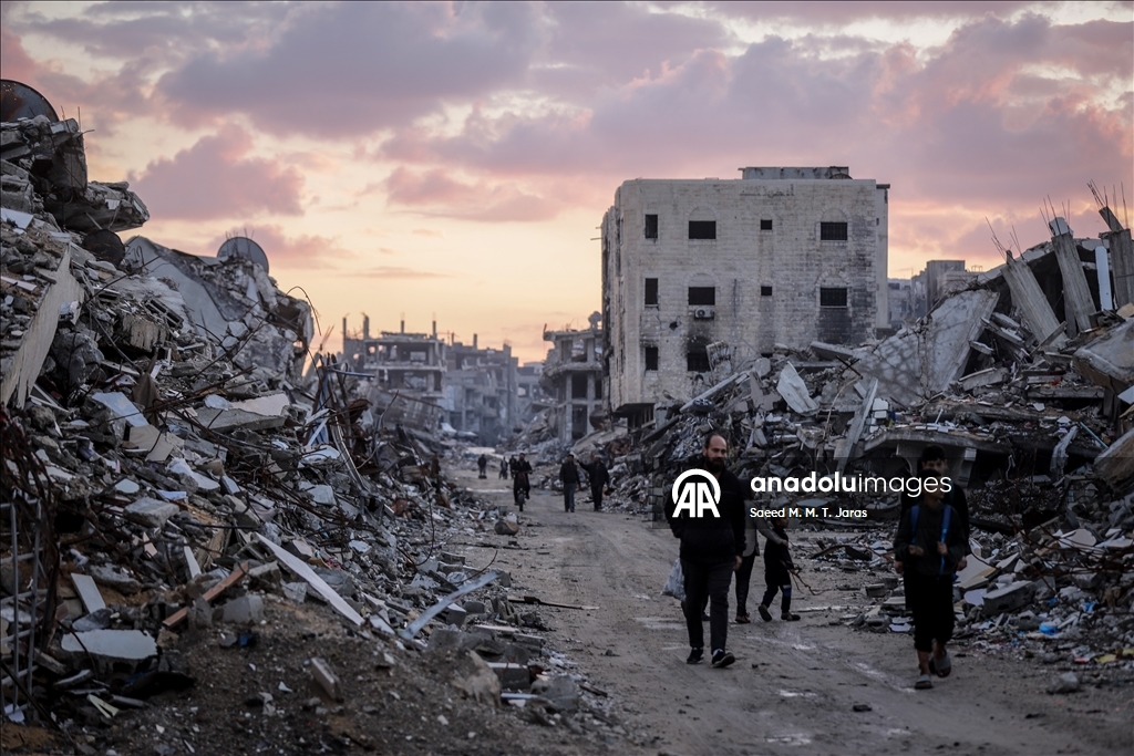 Палестинские семьи в Газе вынуждены жить среди руин