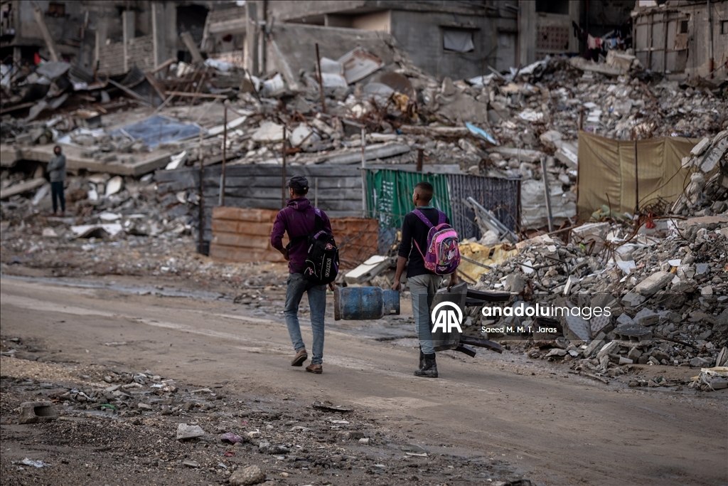 Палестинские семьи в Газе вынуждены жить среди руин