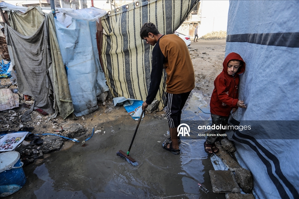 В Газе дожди затопили палатки перемещенных палестинцев