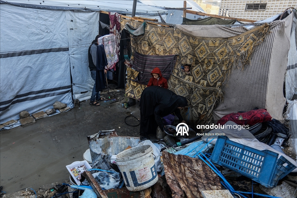 В Газе дожди затопили палатки перемещенных палестинцев