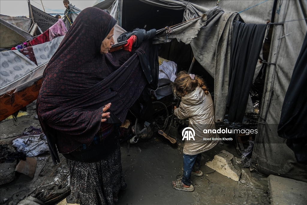 В Газе дожди затопили палатки перемещенных палестинцев