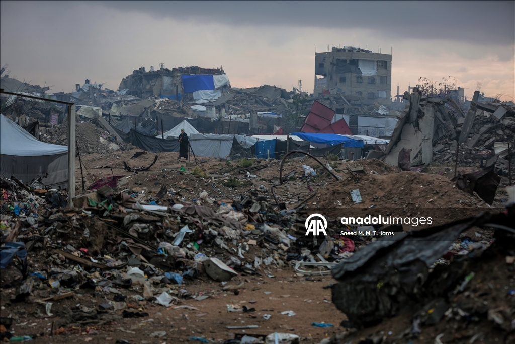 Палестинские семьи в Газе вынуждены жить среди руин