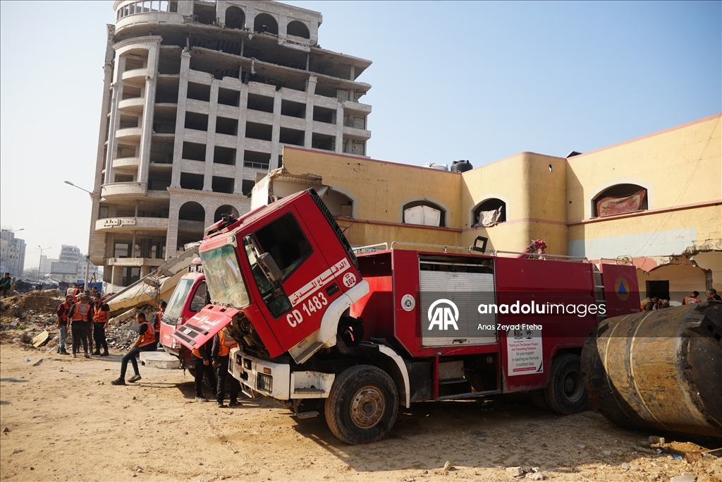 Gazze'de Sivil savunma ekipleri, hasarlı binalarda güvenlik çalışmalarını sürdürüyor