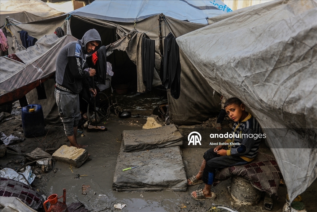 В Газе дожди затопили палатки перемещенных палестинцев