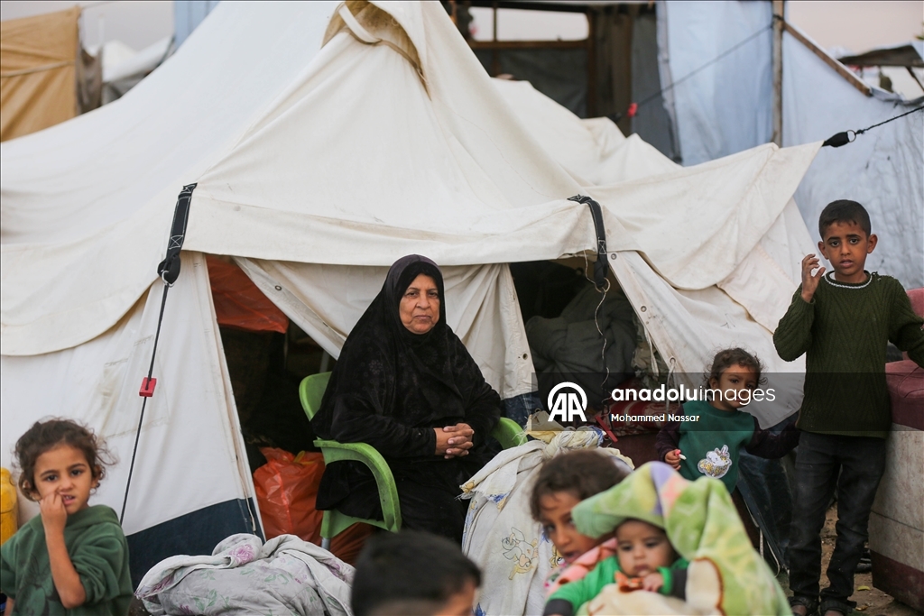 Перемещённые семьи в Дейр-эль-Балахе выживают в тяжёлых условиях под дождём и холодом