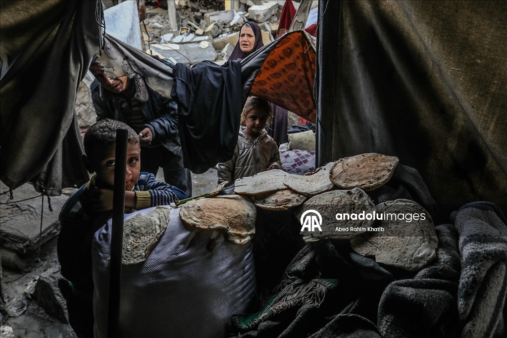 В Газе дожди затопили палатки перемещенных палестинцев