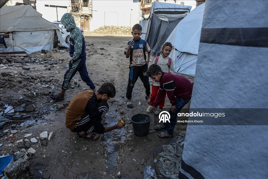 В Газе дожди затопили палатки перемещенных палестинцев