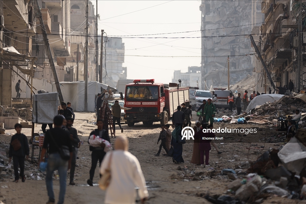 Gazze'de Sivil savunma ekipleri, hasarlı binalarda güvenlik çalışmalarını sürdürüyor