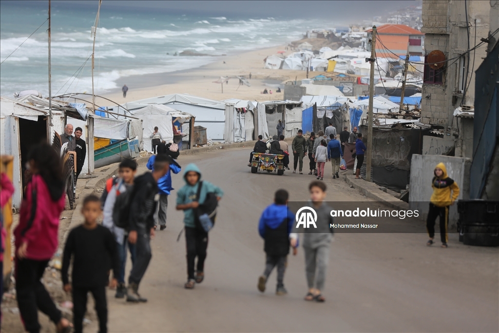 Перемещённые семьи в Дейр-эль-Балахе выживают в тяжёлых условиях под дождём и холодом