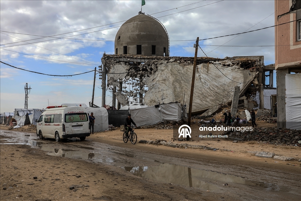 В Газе дожди затопили палатки перемещенных палестинцев