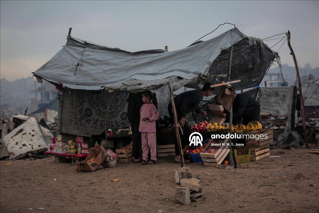 Палестинские семьи в Газе вынуждены жить среди руин