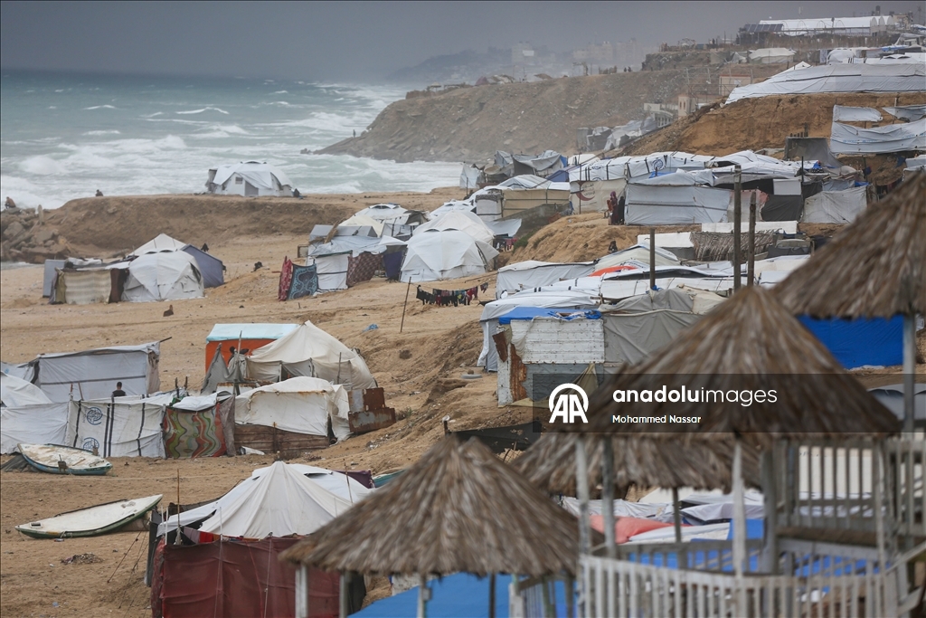 Перемещённые семьи в Дейр-эль-Балахе выживают в тяжёлых условиях под дождём и холодом