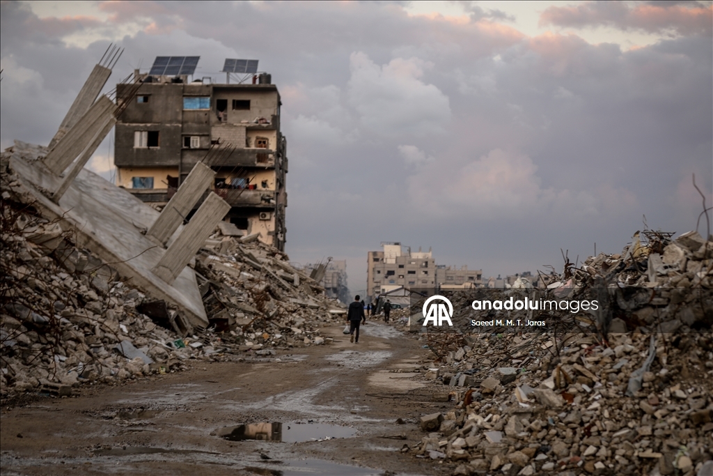 Палестинские семьи в Газе вынуждены жить среди руин