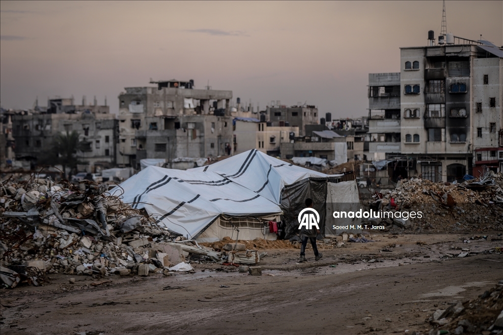 Палестинские семьи в Газе вынуждены жить среди руин