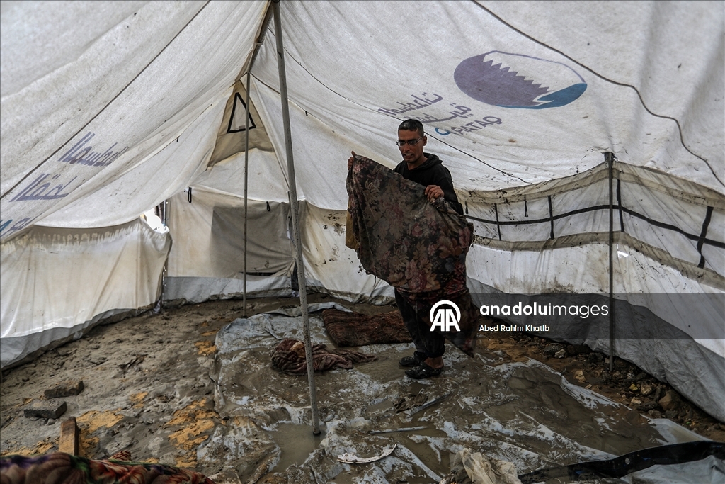 В Газе дожди затопили палатки перемещенных палестинцев