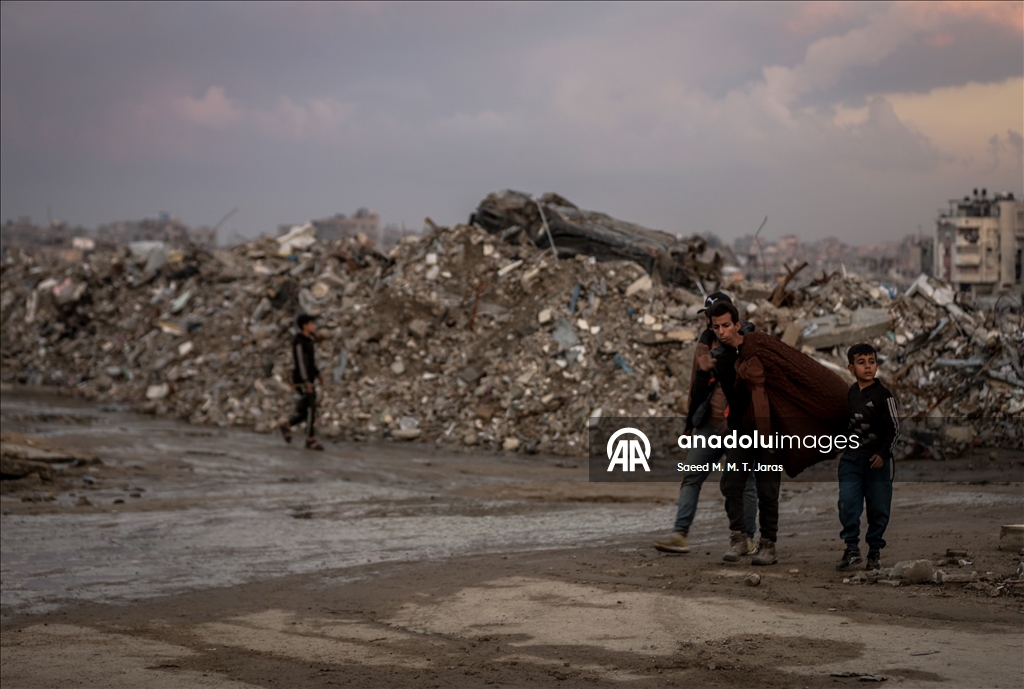 Палестинские семьи в Газе вынуждены жить среди руин