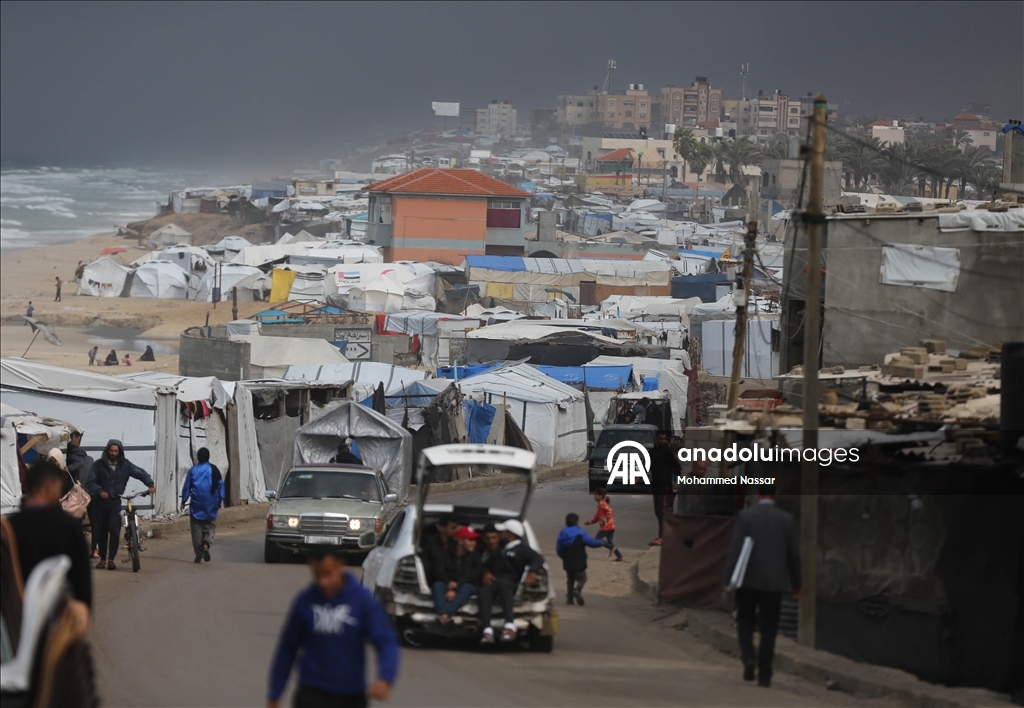 Перемещённые семьи в Дейр-эль-Балахе выживают в тяжёлых условиях под дождём и холодом