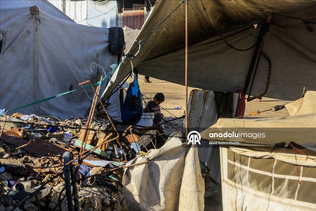 В Газе дожди затопили палатки перемещенных палестинцев