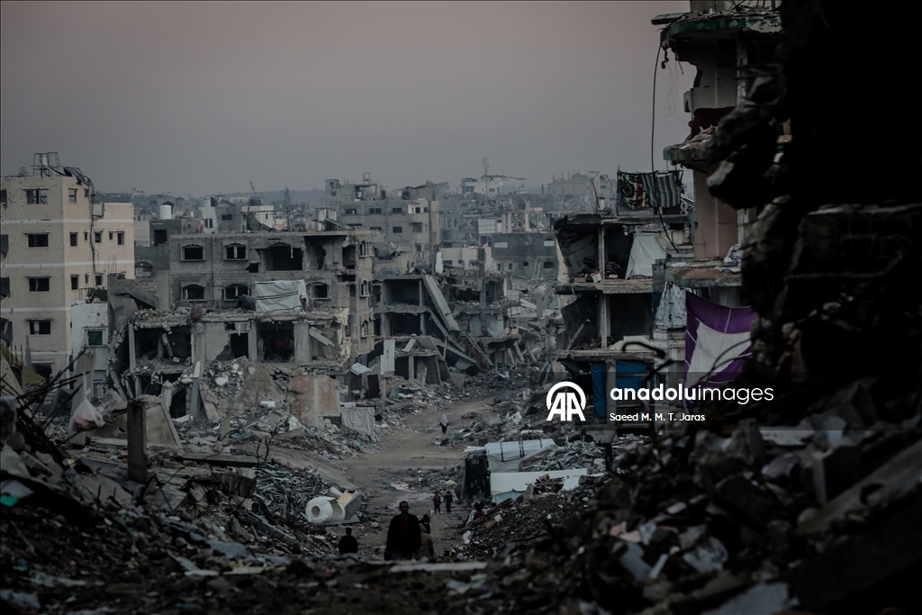 Палестинские семьи в Газе вынуждены жить среди руин