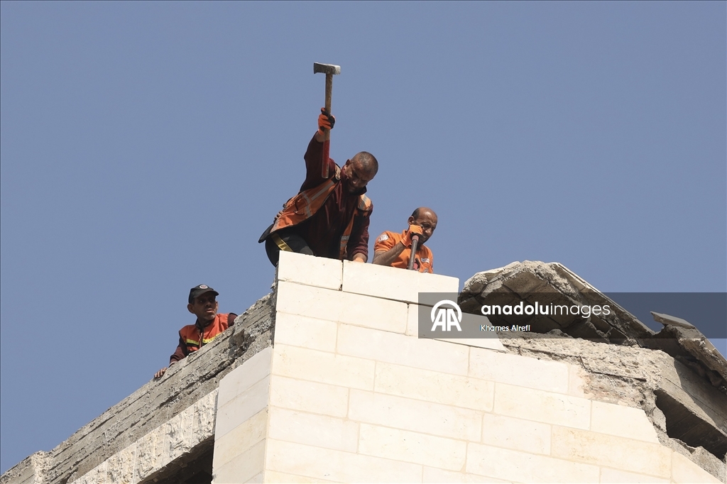 Gazze'de Sivil savunma ekipleri, hasarlı binalarda güvenlik çalışmalarını sürdürüyor