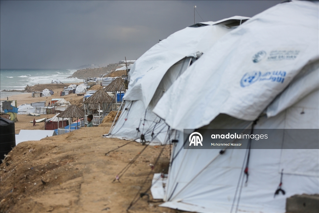 Перемещённые семьи в Дейр-эль-Балахе выживают в тяжёлых условиях под дождём и холодом