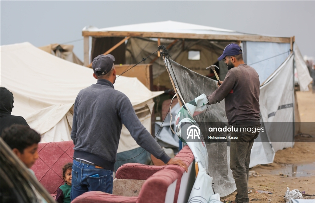 Перемещённые семьи в Дейр-эль-Балахе выживают в тяжёлых условиях под дождём и холодом