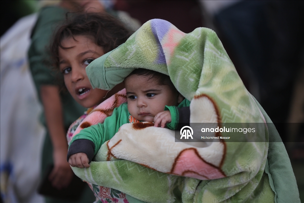 Перемещённые семьи в Дейр-эль-Балахе выживают в тяжёлых условиях под дождём и холодом