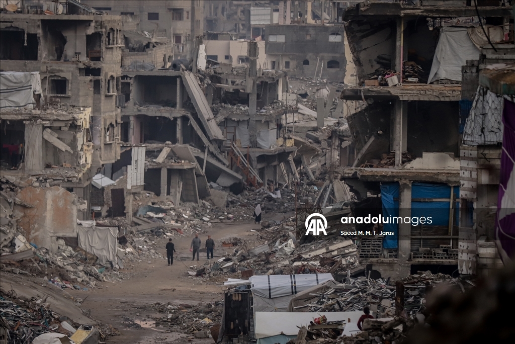 Палестинские семьи в Газе вынуждены жить среди руин