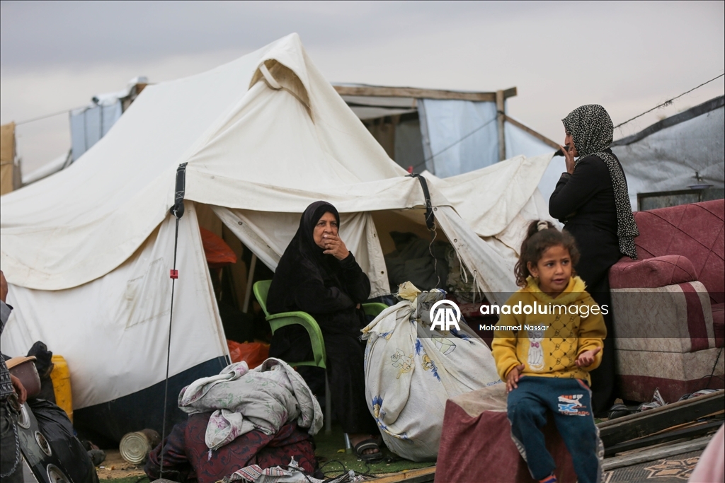 Перемещённые семьи в Дейр-эль-Балахе выживают в тяжёлых условиях под дождём и холодом