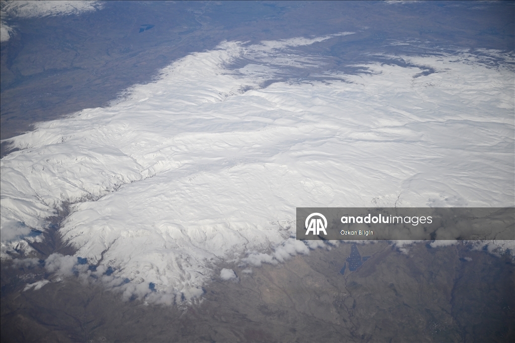 Doğu'nun karlı doruklarına havadan bakış