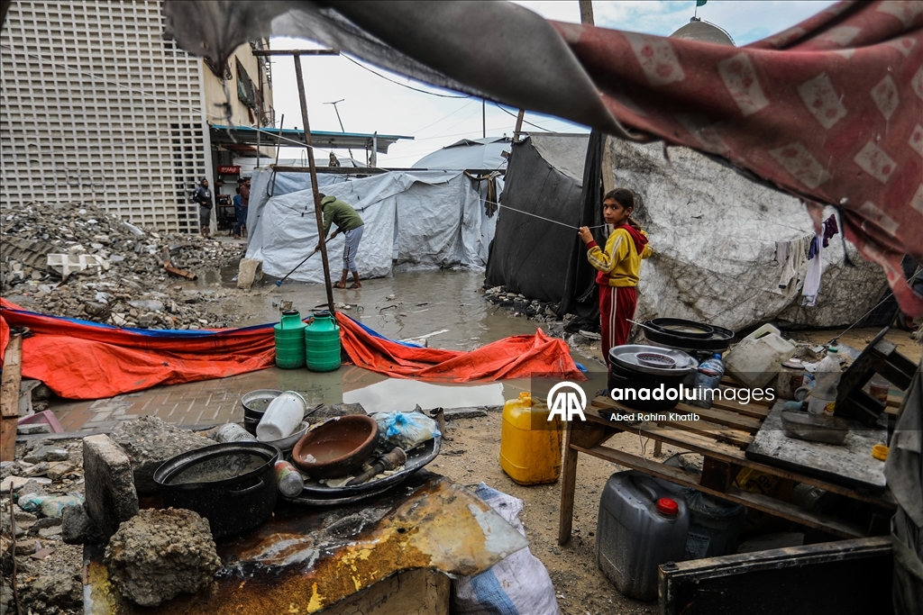 В Газе дожди затопили палатки перемещенных палестинцев