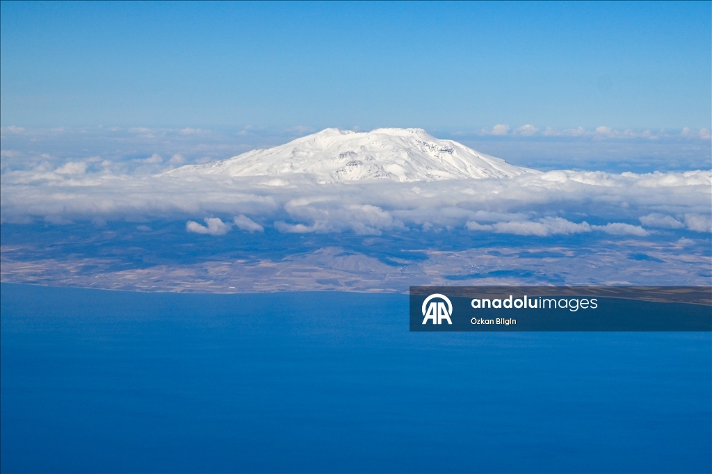 Doğu'nun karlı doruklarına havadan bakış